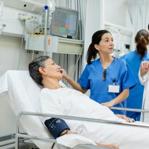 médecin+patient au lit+micro médecin+patient au lit+micro